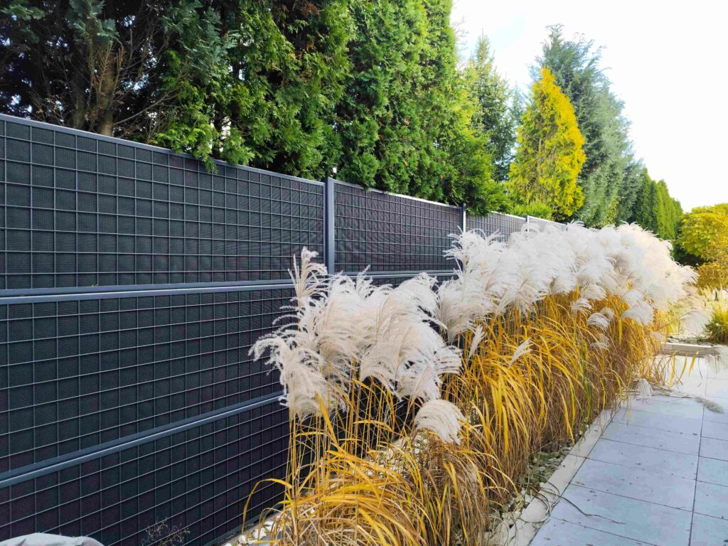 ogrodzenie akustyczne w ogrodzie