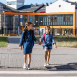 ekrany przy placówkach edukacyjnych