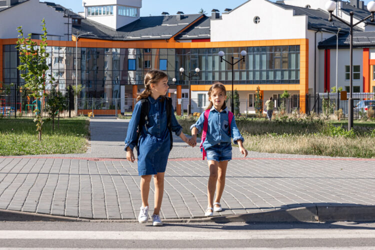 ekrany przy placówkach edukacyjnych