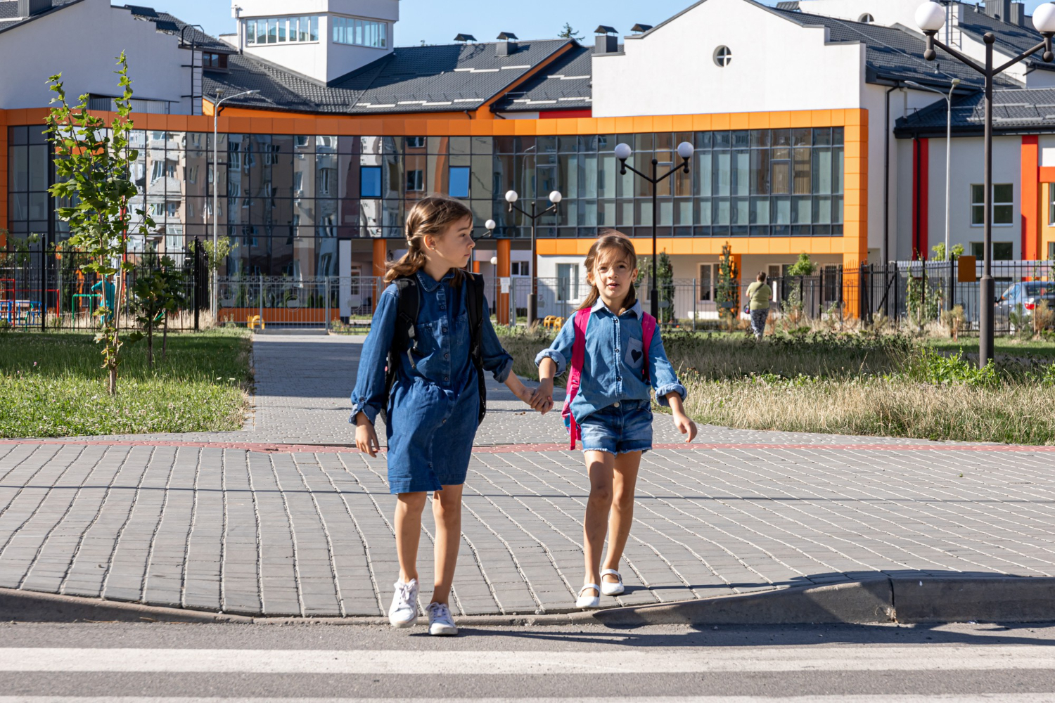 ekrany przy placówkach edukacyjnych